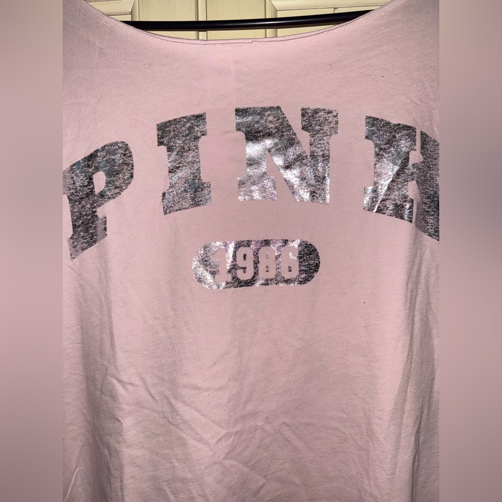 PINK Victoria's Secret Light Pink Campus Tee graphic silver foil off shoulder M - Picture 2 of 4